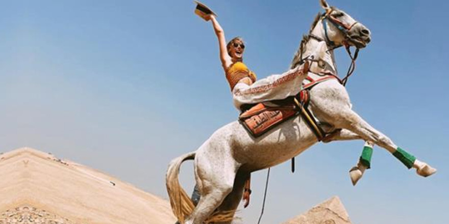 Mohammed Alsaloussi ile Mısır'da tatil yapan Şeyma Subaşı at üstünde şaha kalktığı anın fotoğrafını paylaştı!