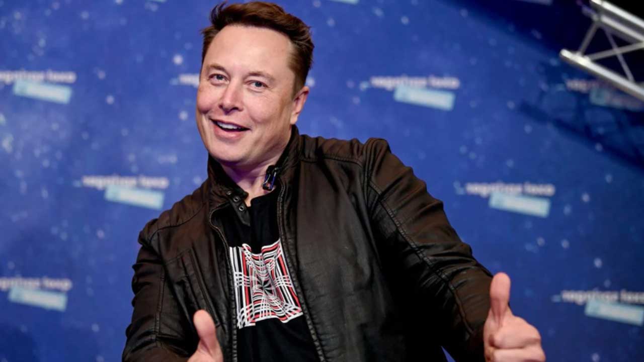 SpaceX'in kurucusu Elon Musk, Ay'a insan indirecek aracın tamamlanma tarihini duyurdu...