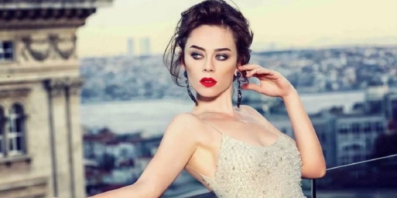 Güzel oyuncu Demet Evgar, kadınlar için pankart açtı! Ben kadınım, öldürülmek istemiyorum