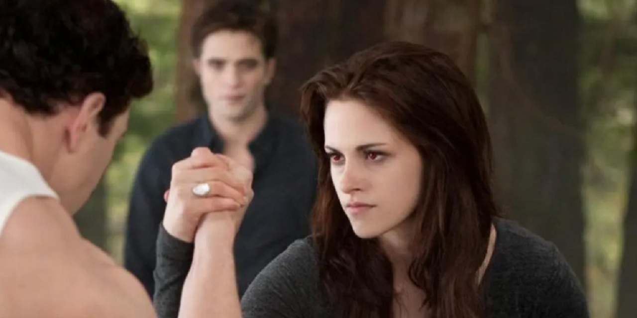 Alaca Karanlık Serisinin Bellası Kristen Stewart 94.Oscar Ödülleri'nde giydiği kıyafetle kırmızı halı kurallarını hiçe saydı